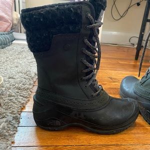 North Face women’s size 6 snow boots